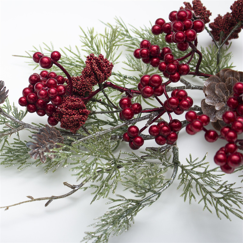 Branche d'arbre de Noël aux baies rouges