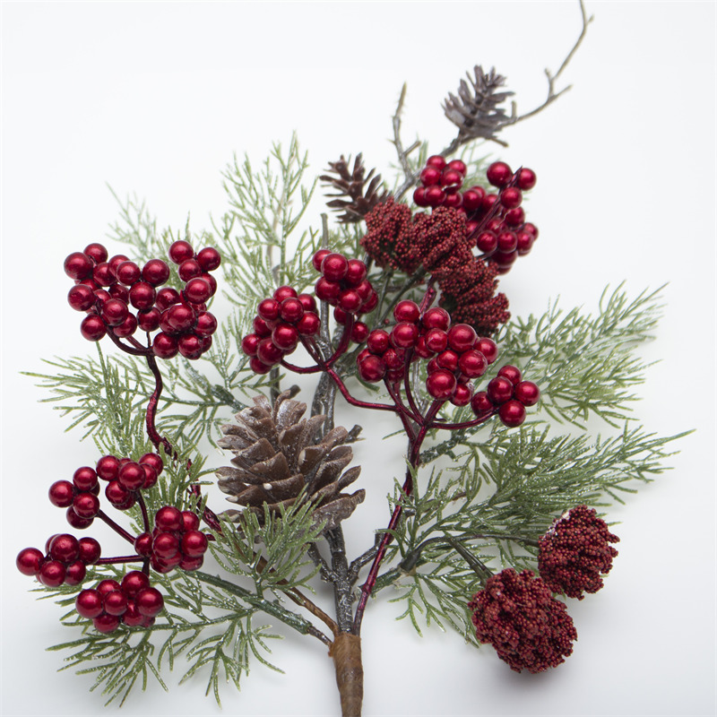 Branche d'arbre de Noël aux baies rouges